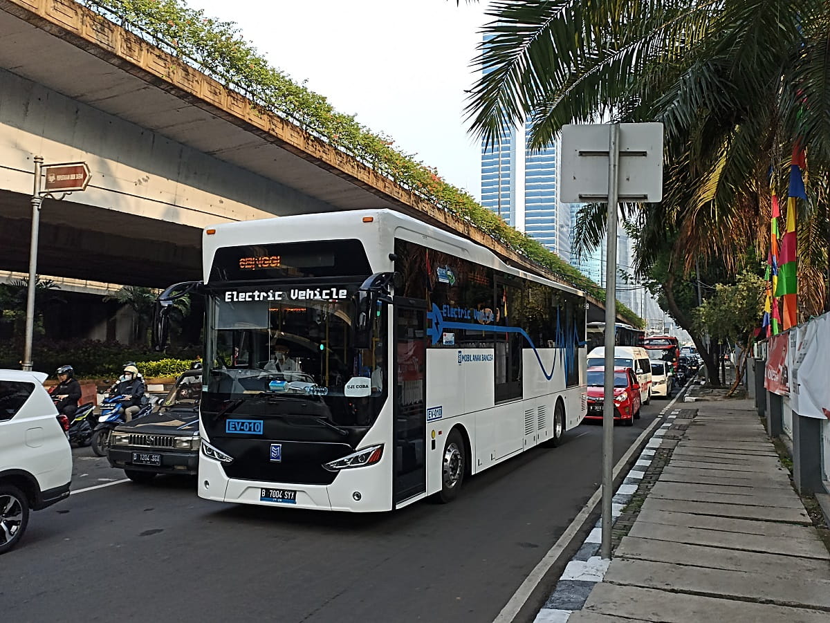 Electric bus "Mobil Anak Bangsa Indonesia (MABI)" serves the Transjakarta service trial in corridor 6B (Monas-Ragunan).
