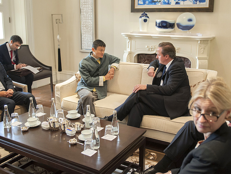 Jack Ma speaks with then-Prime Minister of the UK David Cameron (Photo: Number 10/Flickr)