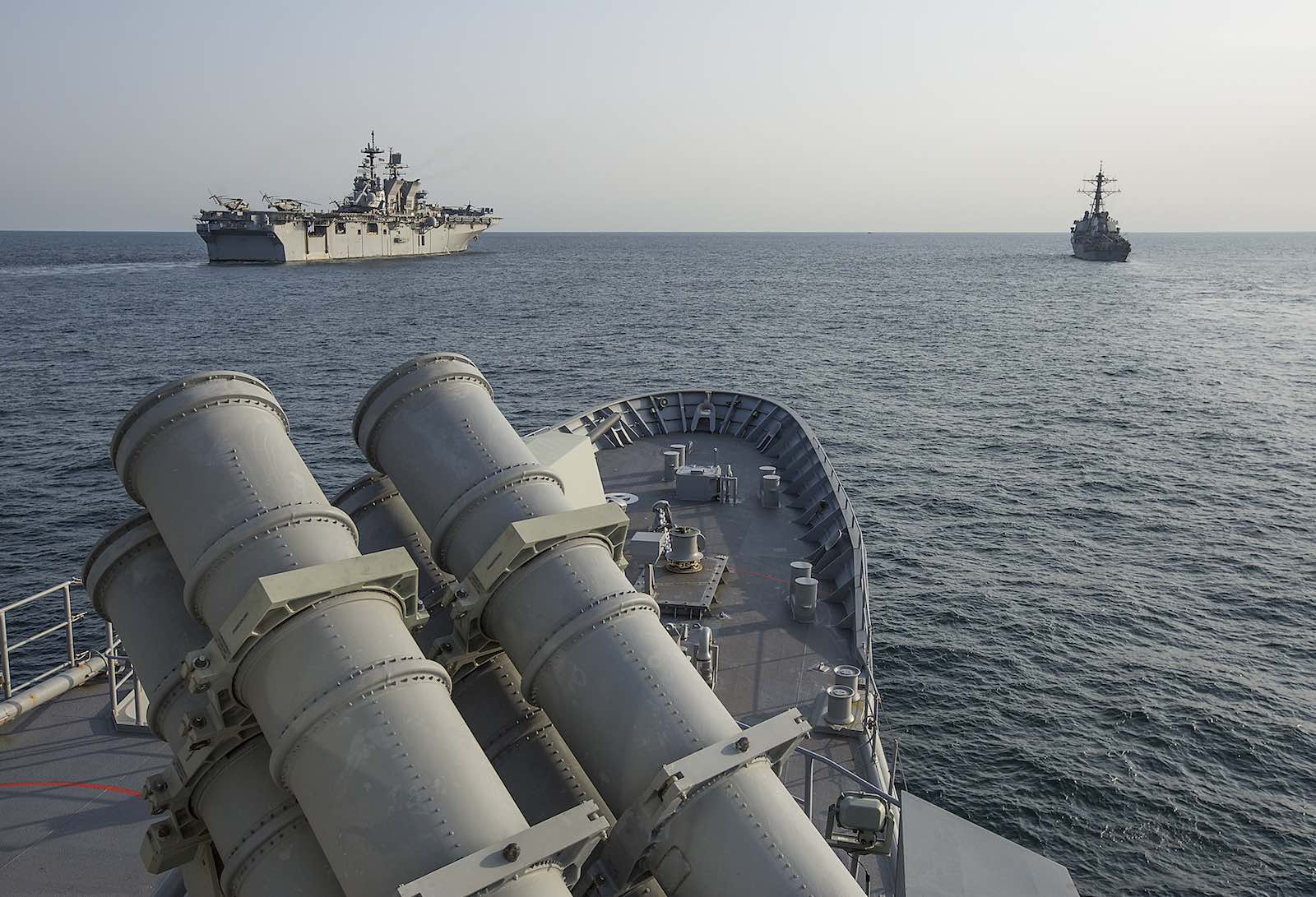 HMAS Warramunga sails through the Persian Gulf with USS America (left) and USS Hopper (right) in December 2017 (Photo: Department of Defence)