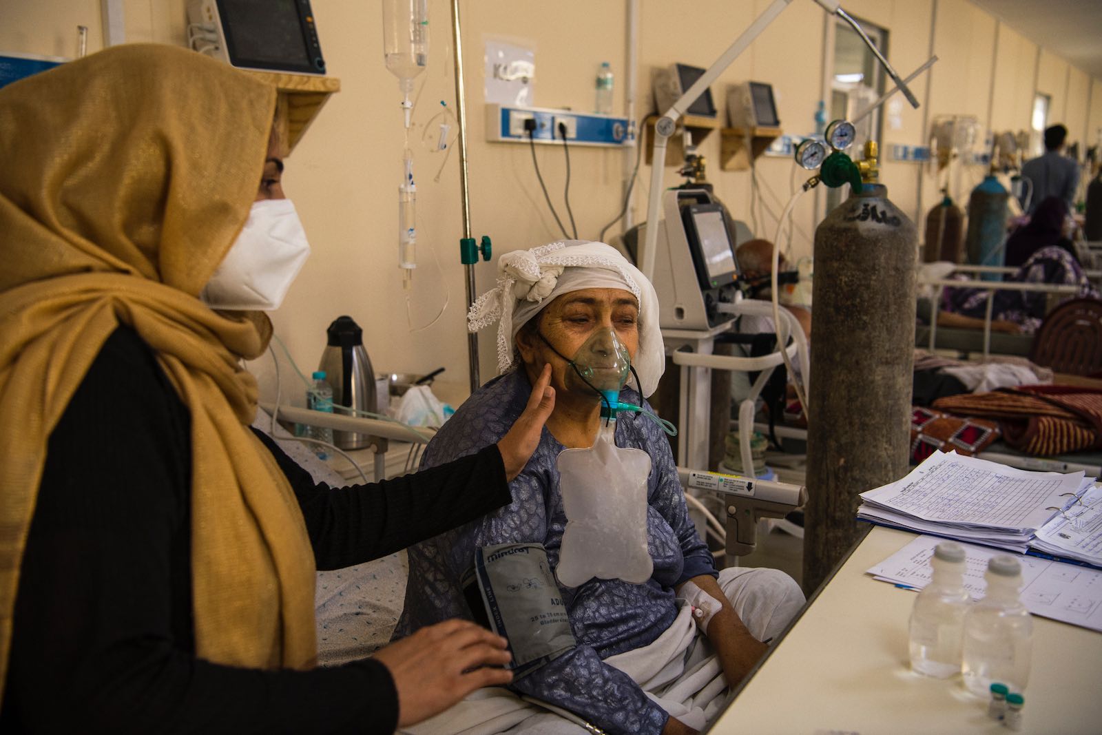 Roya, 55, in the ICU of the Afghan Japan Communicable Diseases Hospital in Kabul, 6 August 2020 (Andrew Quilty) 
