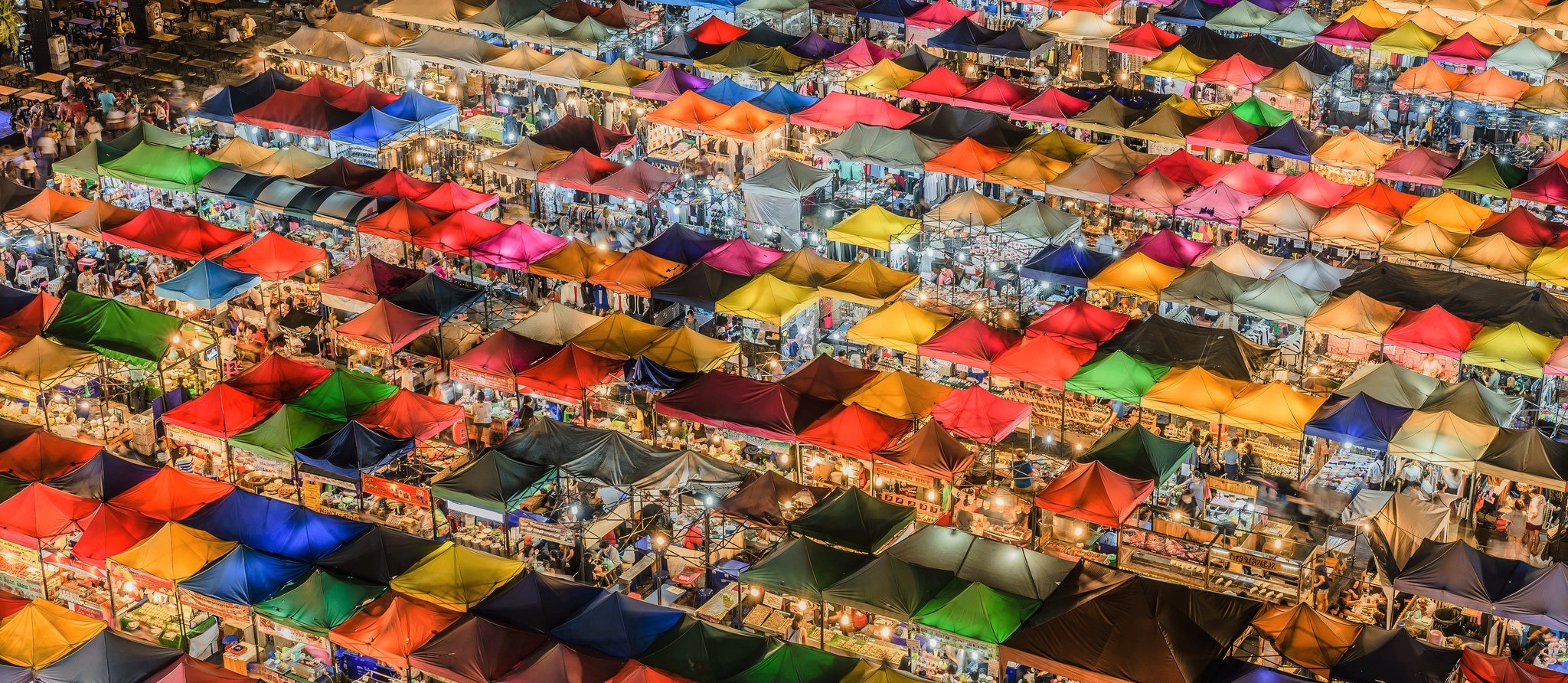 A night market in Bangkok, April 2017 (Photo: Getty Images/Aotaro)