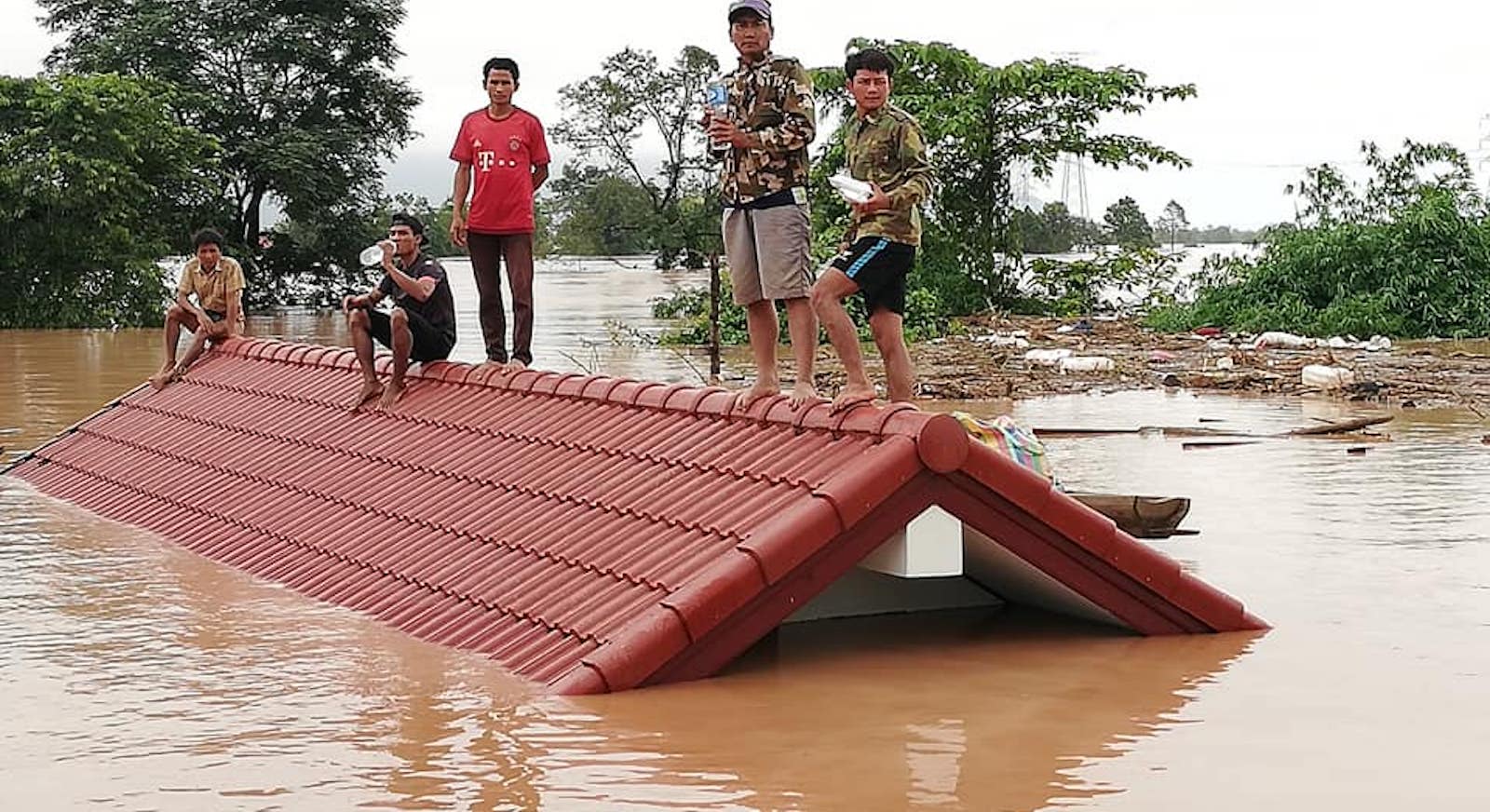 Locals ecape the flood following the dam collapse (Photo: Attapeu Today)