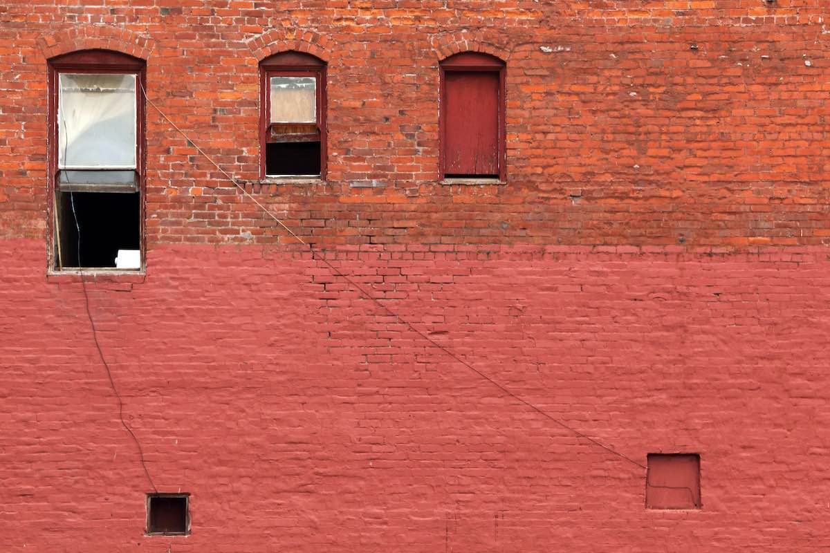Годы жизни стена. Стена здания. Стена в доме. Стена дома. Красное кирпичное здание.