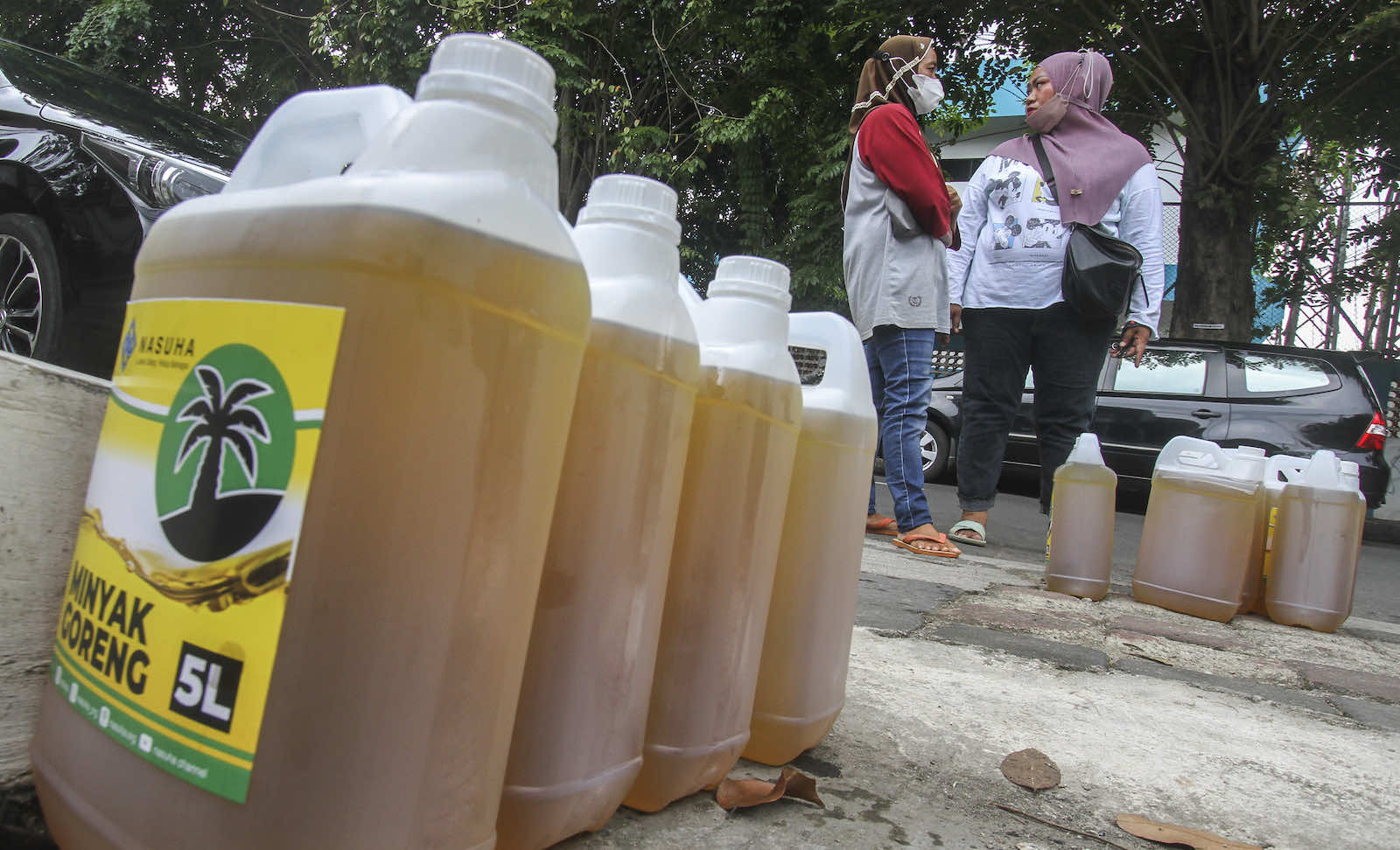 Lining up for cooking oil in Rawamangun, Jakarta, Indonesia (Eko Siswono Toyudho/Anadolu Agency via Getty Images)