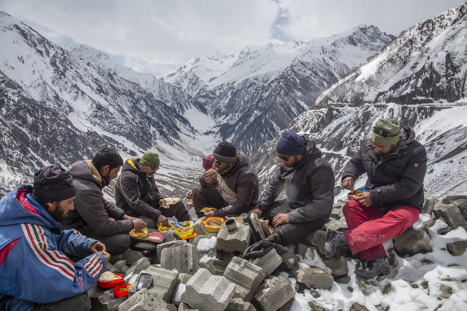 Lunch on the snow-cleared Srinagar-Leh highway east of Srinagar on 19 March 2022. The pass pass connects Kashmir with Ladakh (Yawar Nazir/Getty Images)