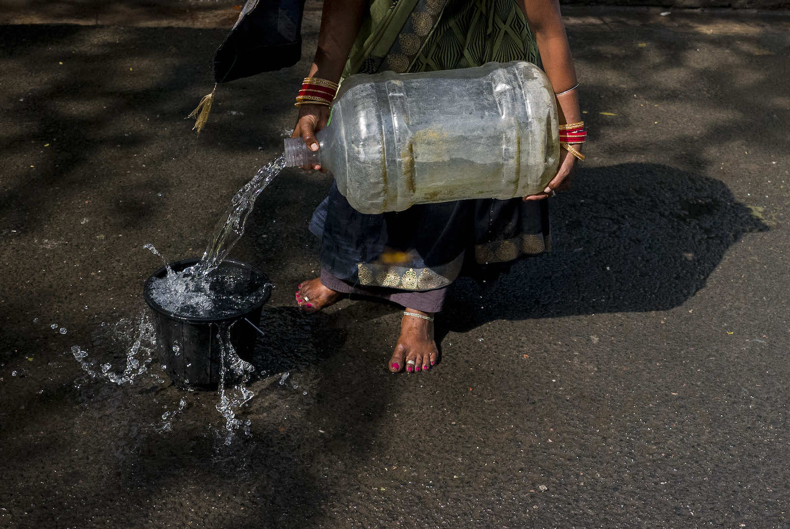 Bucketing water in New Delhi, India (Anindito Mukherjee/Bloomberg via Getty Images)
