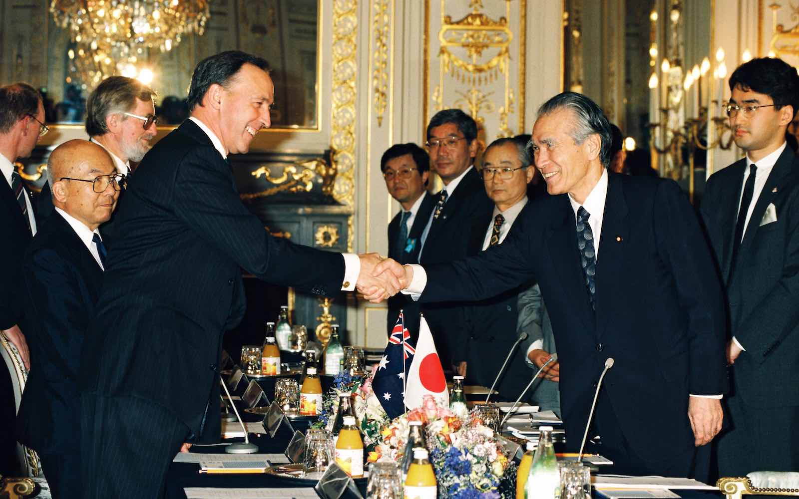 Australian Prime Minister Paul Keating (left) and Japanese Prime Minister Tomiichi Murayama meeting in Tokyo, 26 May 1995 (Asahi Shimbun via Getty Images)