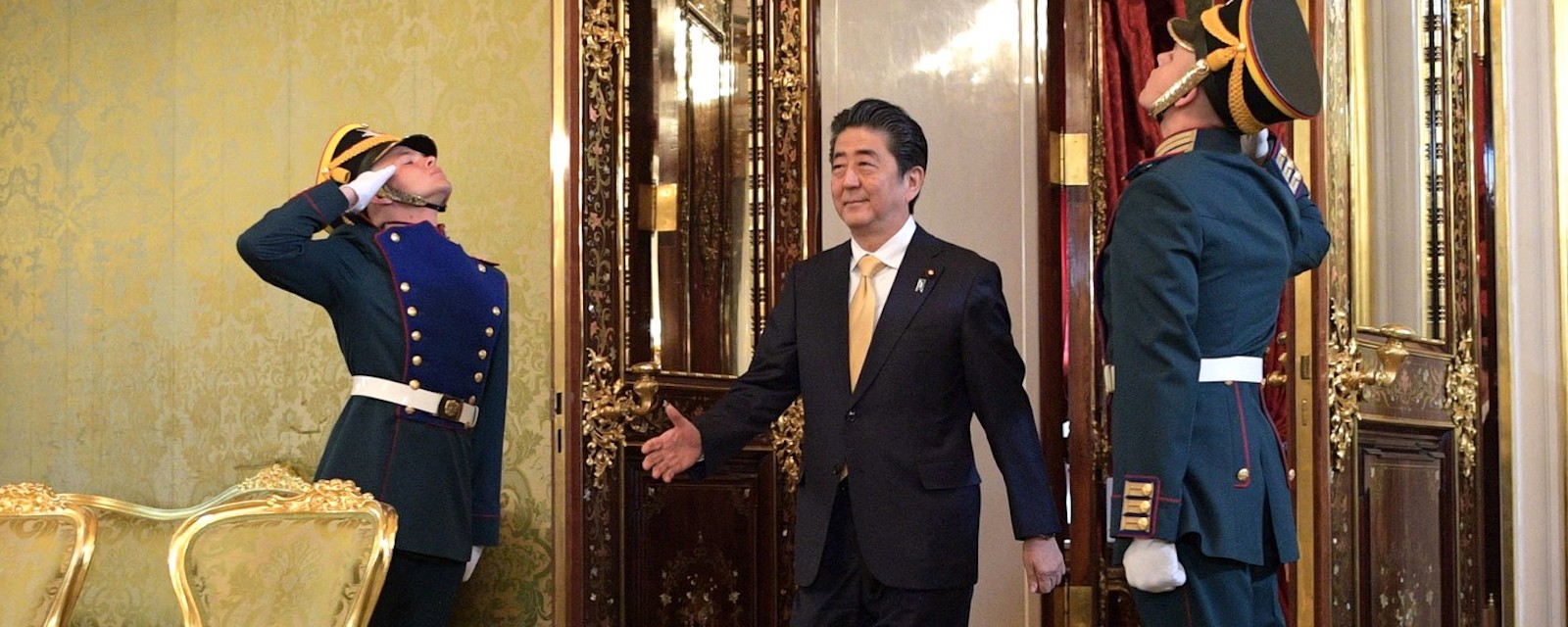 Japan’s Shinzo Abe arrives for a meeting with Russia’s Vladimir Putin (Photo: Kremlin.ru)