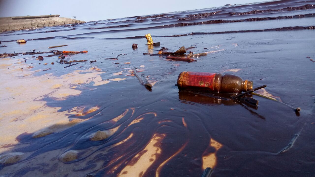 Oil slick in Balikpapan Bay, Indonesia (Photo: WALHI)