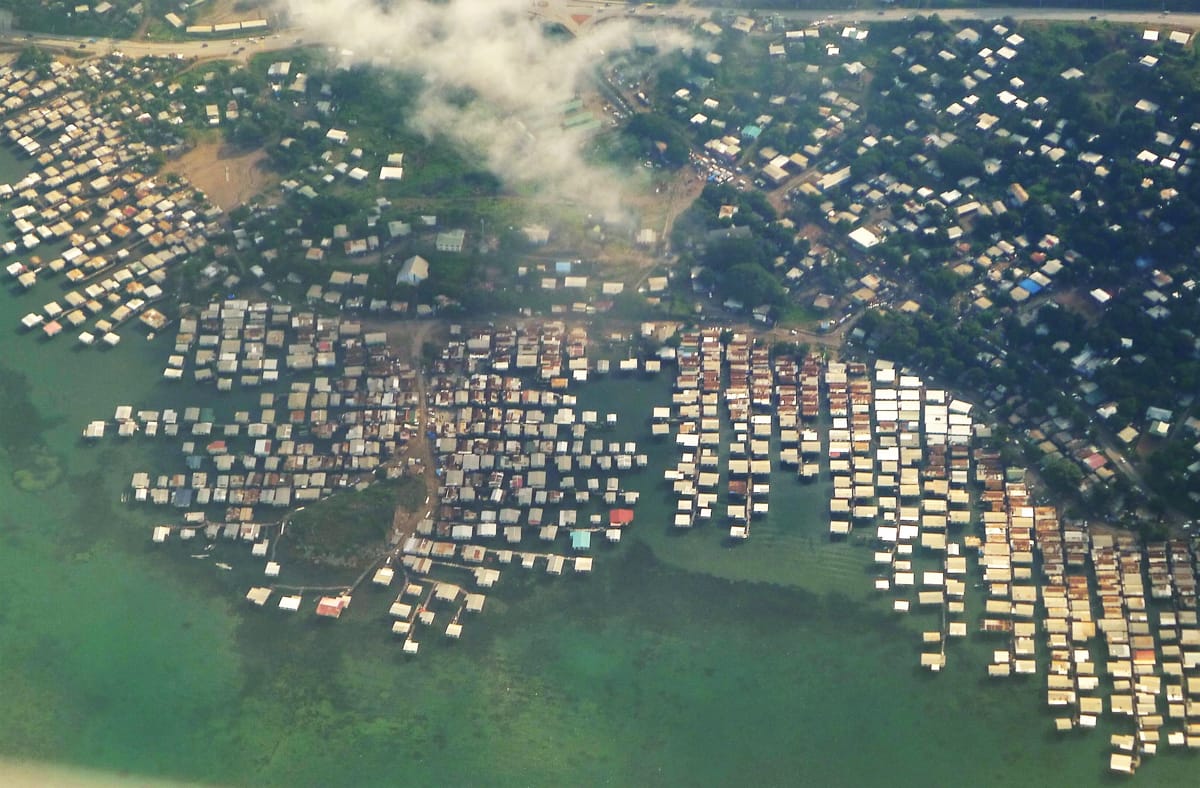 Stilt houses seen flying in to Port Moresby (gailhampshire/Flickr)