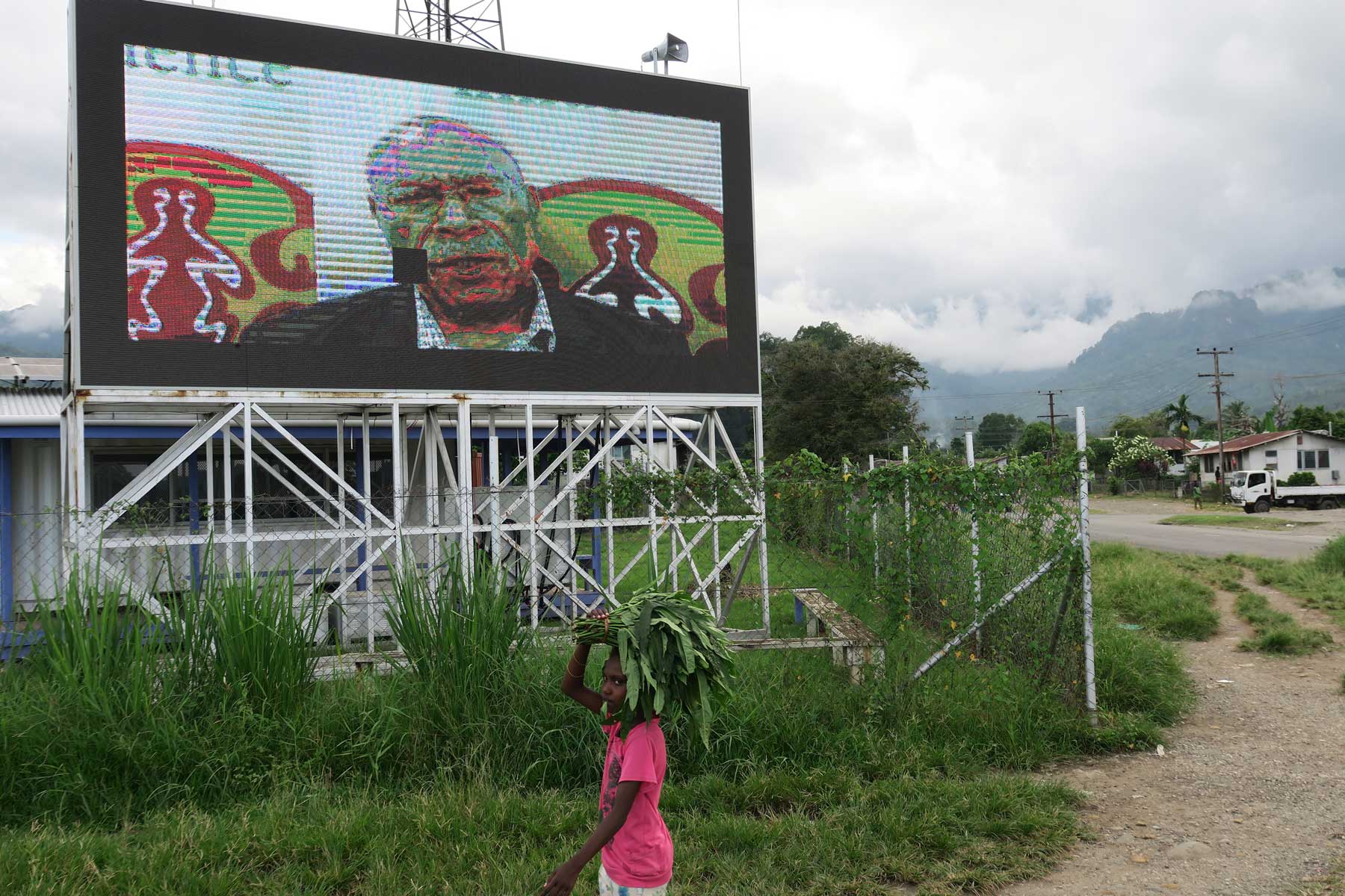 A television screen outside the market in Arawa is used to communicate updates on the referendum process (Photo: Ben Bohane/Wakaphotos.com)