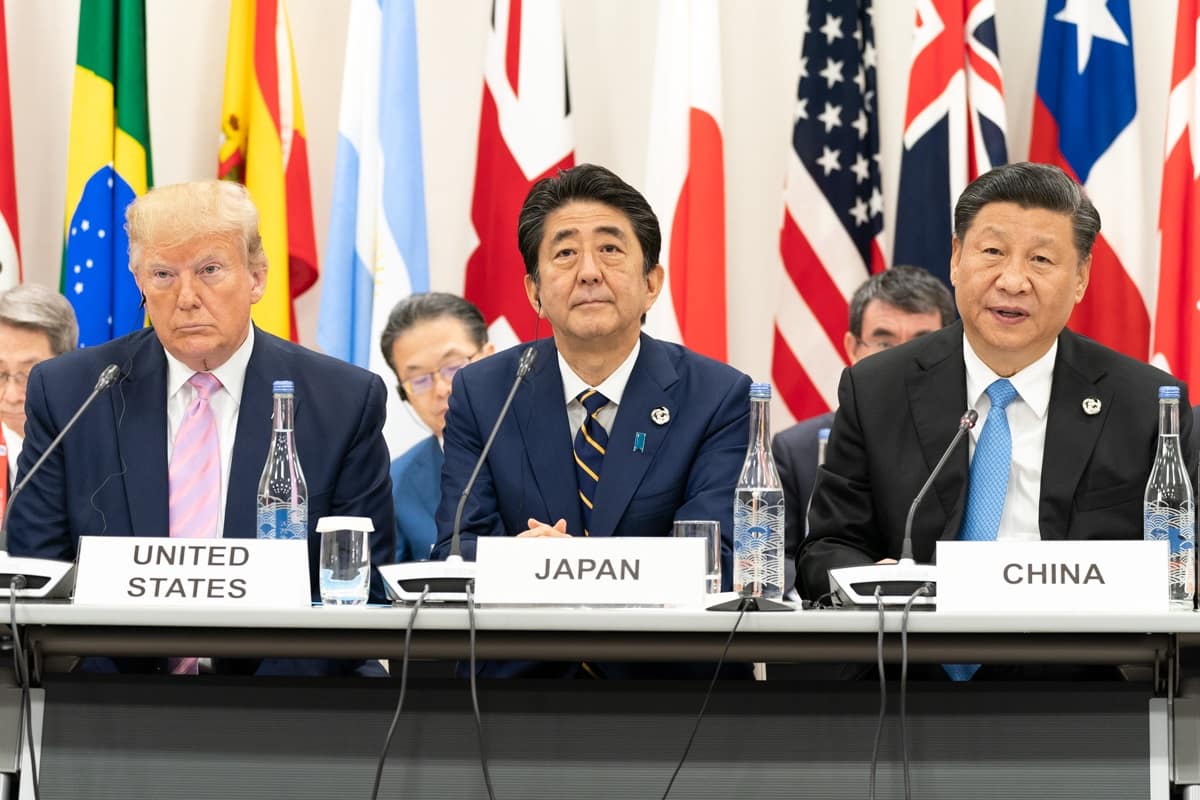 Japanese Prime Minister Shinzo Abe (C) at the G20 Japan Summit in Osaka, 28 June 2019, with US President Donald Trump (L) and China’s President Xi Jinping (Shealah Craighead/White House/Flickr)