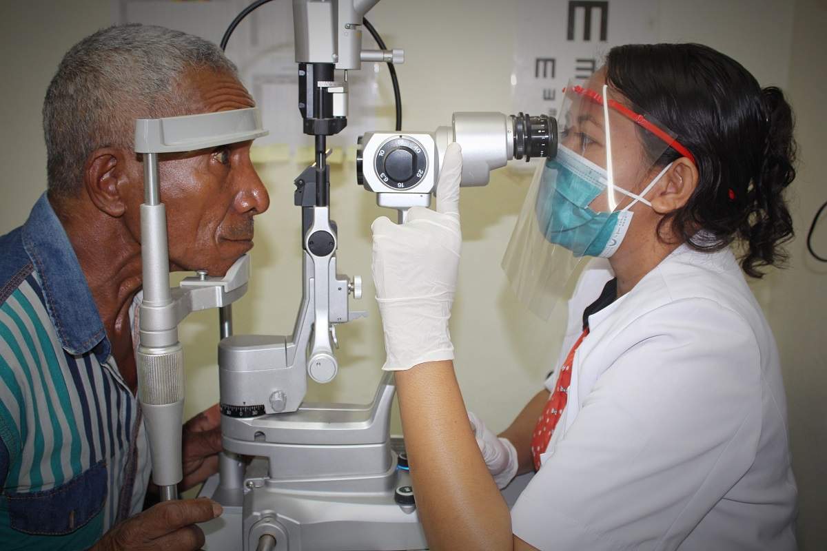 Access to medical care, especially outside of Dili, is limited. A patient from rural Timor-Leste visits the Eye Department, Hospital Nacional Guido Valadares, 29 September 2020 (Frenky Ramiro de Jesus/IAPB/Vision 2020/Flickr)