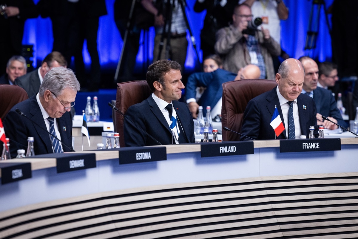 Meeting of the North Atlantic Council at the level of Heads of State and Government, with Sweden, Indo-Pacific Partners, and the EU, 12 JULY 2023 Left to right: President Sauli Niinistö (Finland) with President Emmanuel Macron (France) and Chancellor Olaf Scholz (Germany)