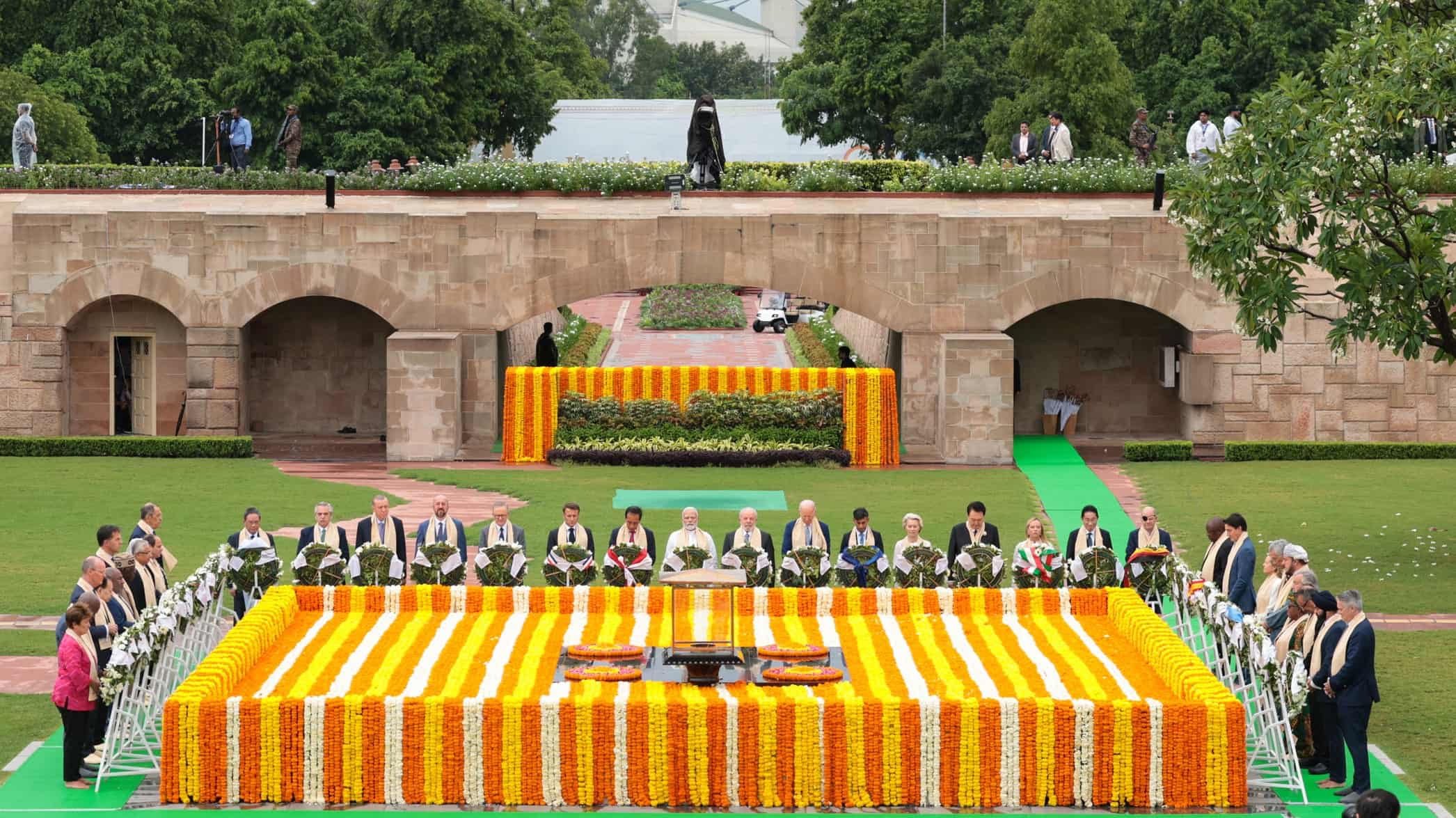 Ο πρωθυπουργός της Ινδίας Narendra Modi (C) μαζί με τους παγκόσμιους ηγέτες αποτίει σεβασμό στο μνημείο του Μαχάτμα Γκάντι στο Raj Ghat στο περιθώριο της συνόδου κορυφής της G20 στο Νέο Δελχί στις 10 Σεπτεμβρίου 2023. (Φωτογραφία από PIB / AFP) / ΠΕΡΙΟΡΙΣΜΕΝΟ ΣΤΗ ΣΥΝΤΑΚΤΙΚΗ ΧΡΗΣΗ (Φωτογραφία από -/PIB/AFP μέσω Getty Images)