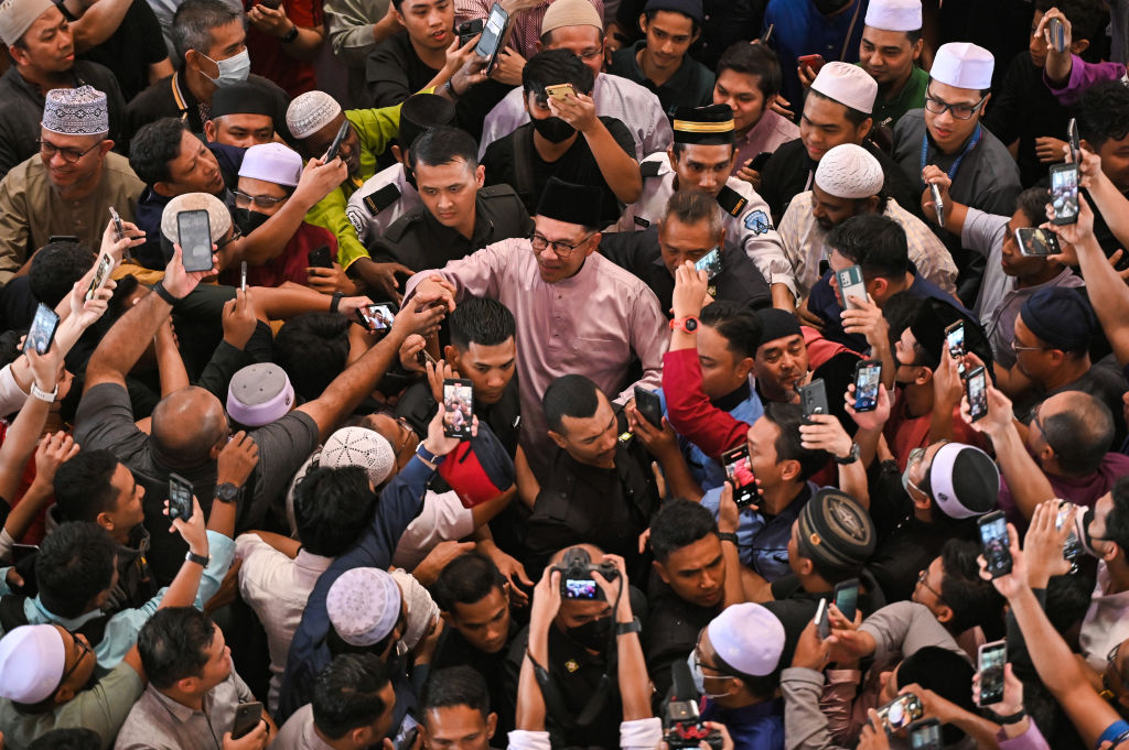 安瓦尔·易卜拉欣于 11 月 25 日首次以总理身份公开露面，参加周五在马来西亚布城清真寺的祈祷（Zahim Mohd/NurPhoto 来自 Getty Images）