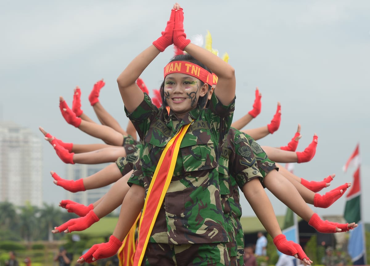 2013 年，印度尼西亚武装部队女成员在雅加达庆祝卡蒂尼日时表演（Adek Berry/法新社，盖蒂图片社）