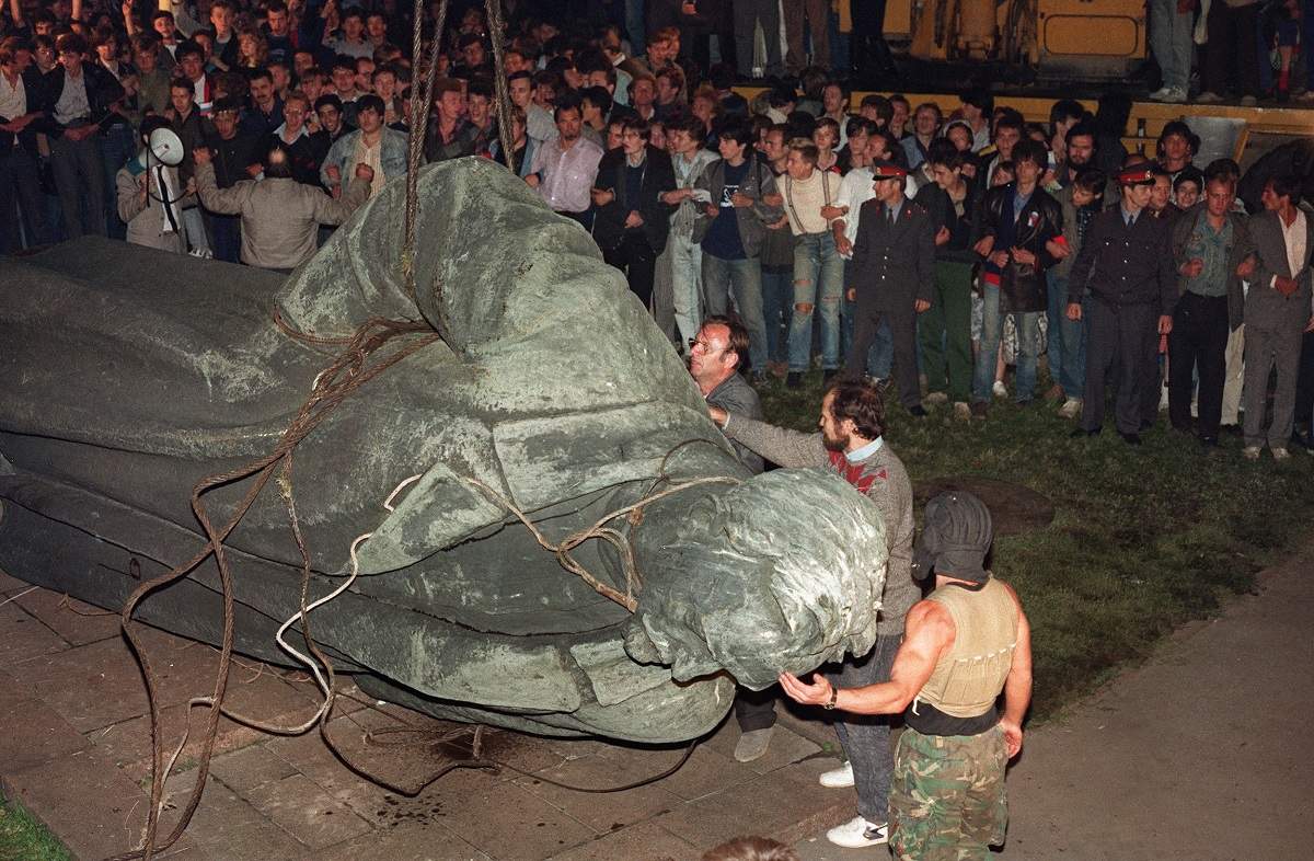 Toppling Gorbachev statue