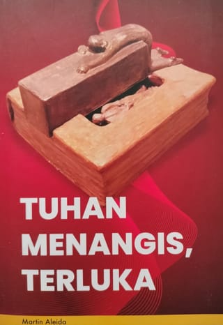 Book cover Tuhan Menangis, Terluka (God Weeps, Hurt) by Martin Aleida