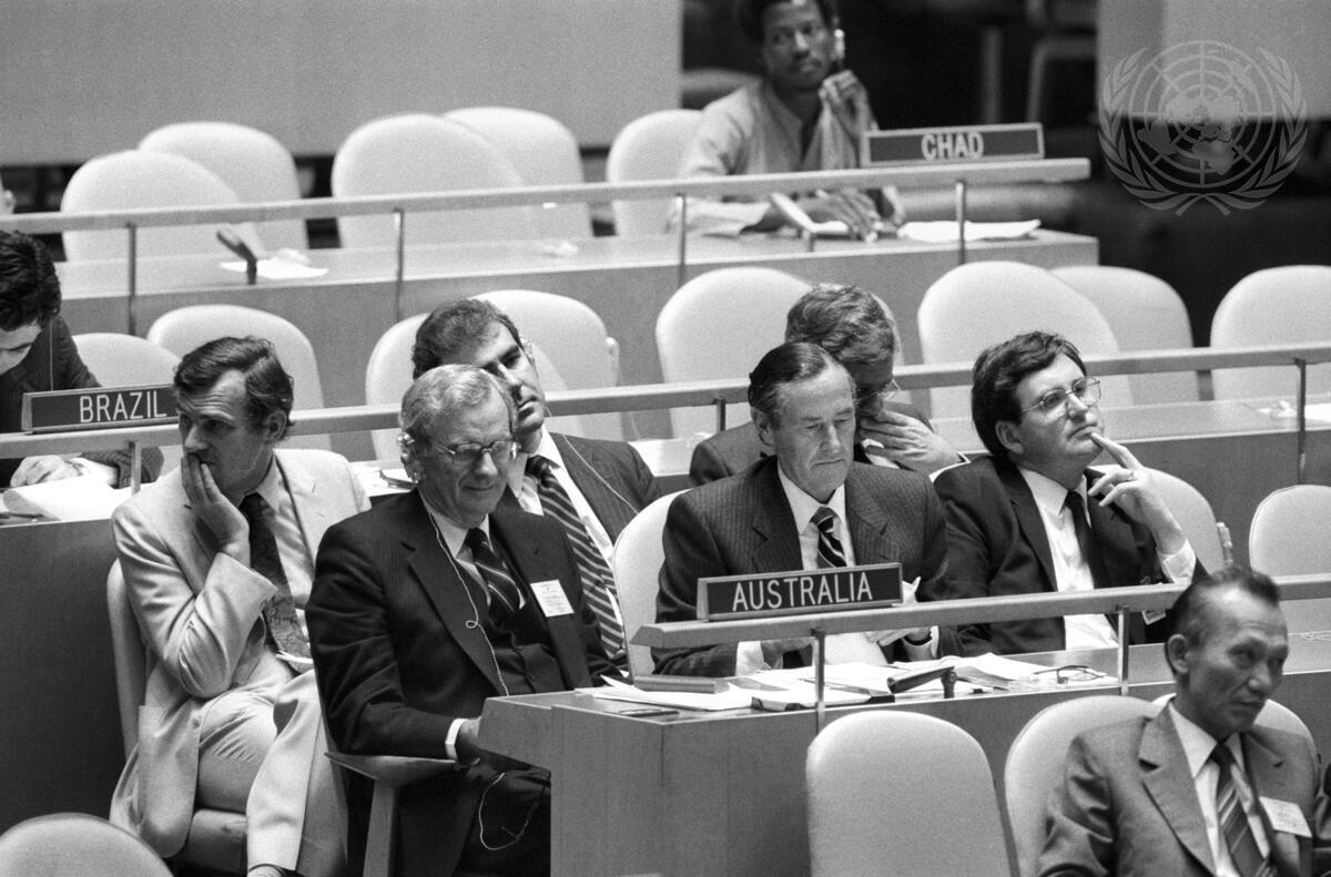 Woolcott, centre, as Permanent Representative for Australia to the United Nations with then Foreign Minister Bill Hayden in the General Assembly, 1985 (Yutaka Nagata/UN Photo)
