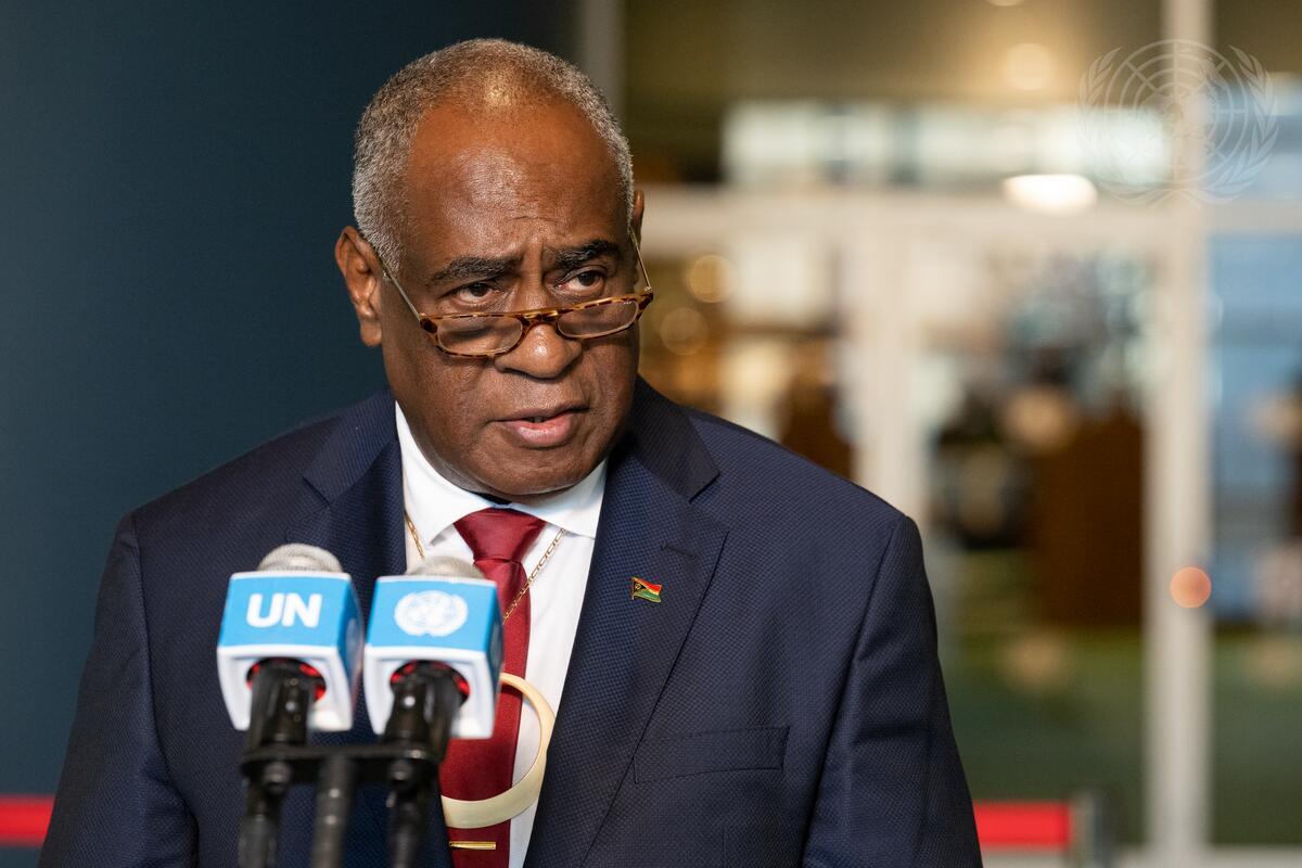 Vanuatu Prime Minister Alatoi Ishmael Kalsakau briefs reporters at UN headquarters in New York on the General Assembly resolution requesting an advisory opinion of the International Court of Justice on the obligations of States in respect of climate change (Manuel Elías/UN Photo)