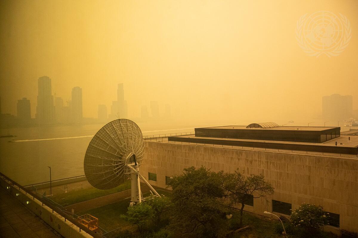 Smoke haze over the satellite dish at UN Headquarters following Canadian wildfires in July (Loey Felipe/UN Photo)