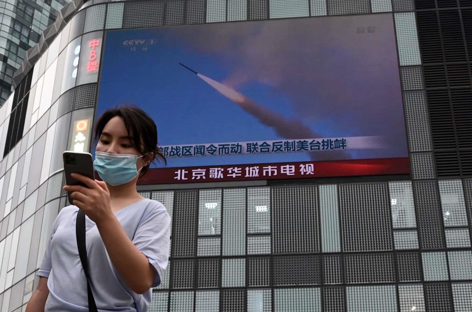 A news broadcast in Beijing about China's military exercises encircling Taiwan, 4 August 2022 (Noel Celis/AFP via Getty Images)