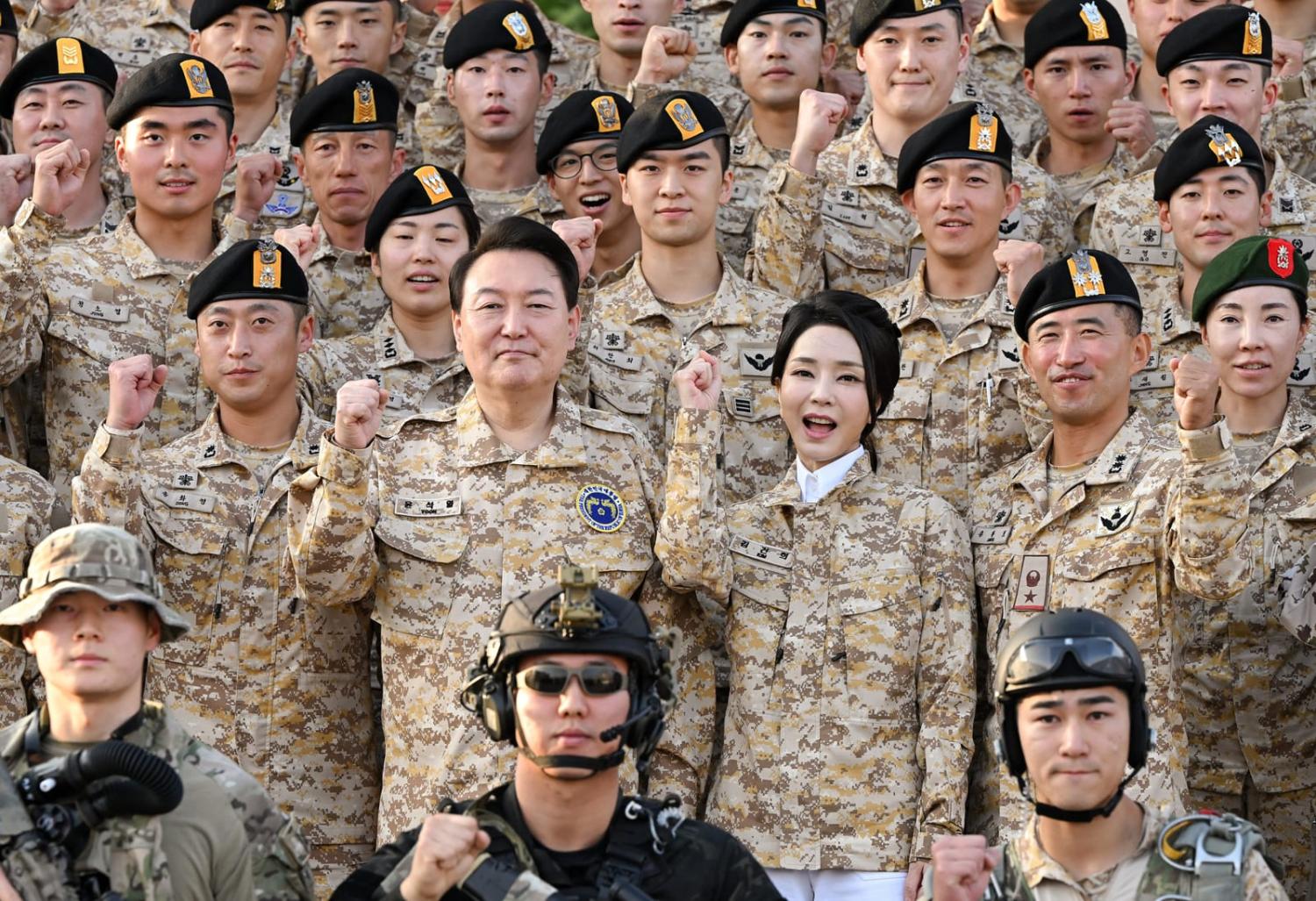 President Yoon Suk-yeol, second left, second row, meets South Korean troops of the Akh unit in UAE on 15 January 2023 (Republic of Korea/Flickr)