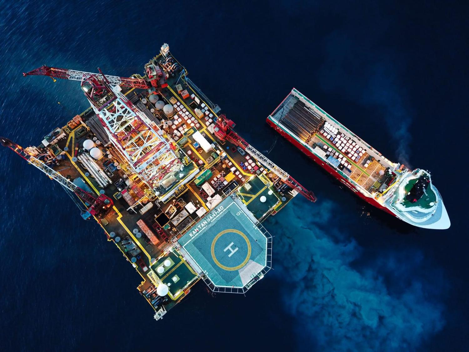 A Chinese offshore oil platform and its supply ship in 2020 in the northern waters of the South China Sea (Pu Xiaoxu/Xinhua via Getty Images)