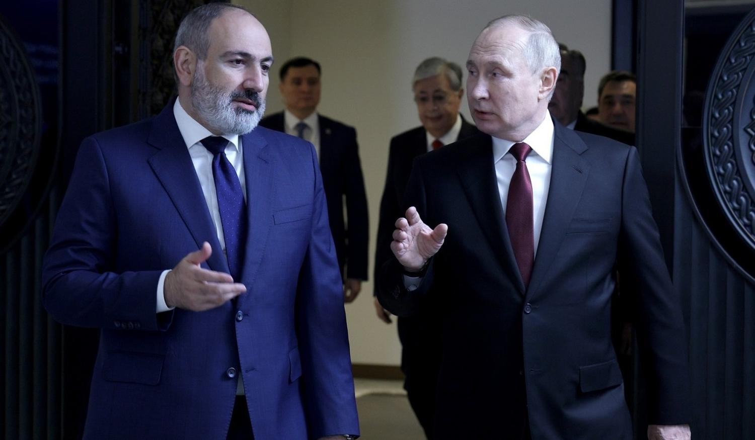 Russian President Vladimir Putin (R) with Prime Minister of the Republic of Armenia Nikol Pashinyan and other regional leaders before a meeting of the Collective Security Council on 23 November 2022 (Vladimir Smirnov/TASS/kremlin.ru)