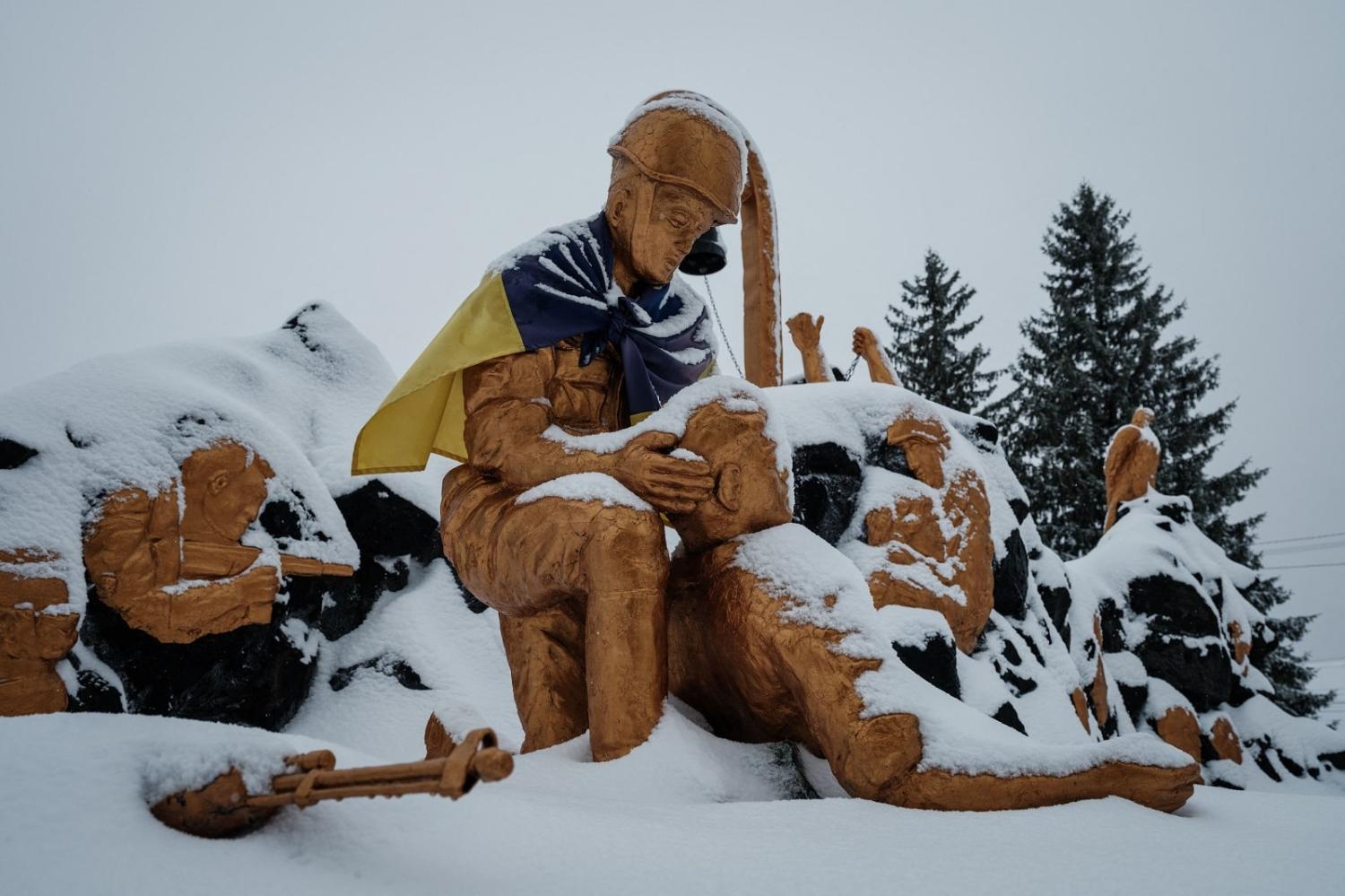 A memorial statue with the Ukranian flag in Chasiv Yar on 14 February 2023, amid the Russian invasion of Ukraine (Yasuyoshi Chiba/AFP via Getty)