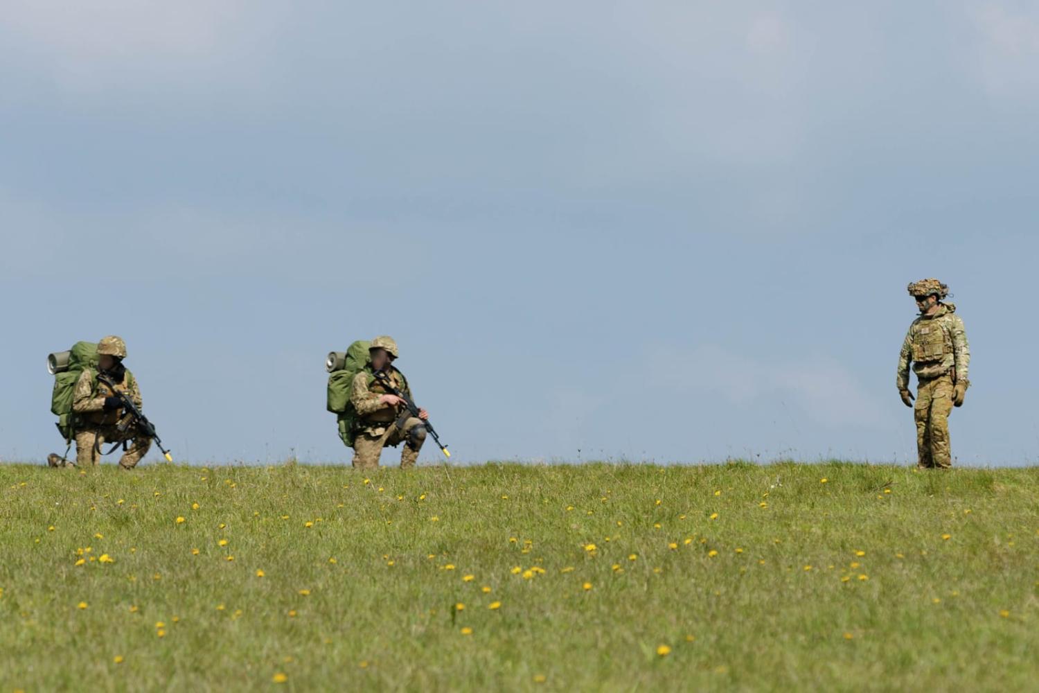An Australian Army soldier oversees Ukrainian trainees in Southern England (Andrew Sleeman/Defence Department)