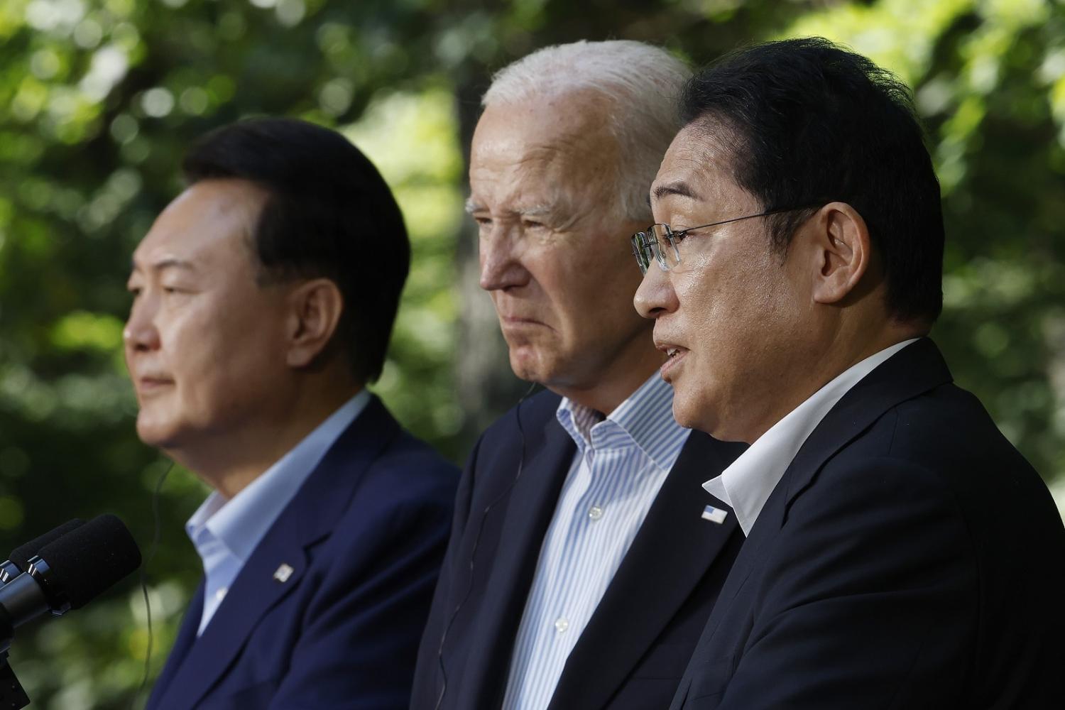 Korean President Yoon Suk Yeol (L), US President Joe Biden (C) and Japanese Prime Minister Kishida Fumio (R) at Camp David on 18 August 2023 (Chip Somodevilla/Getty Images)