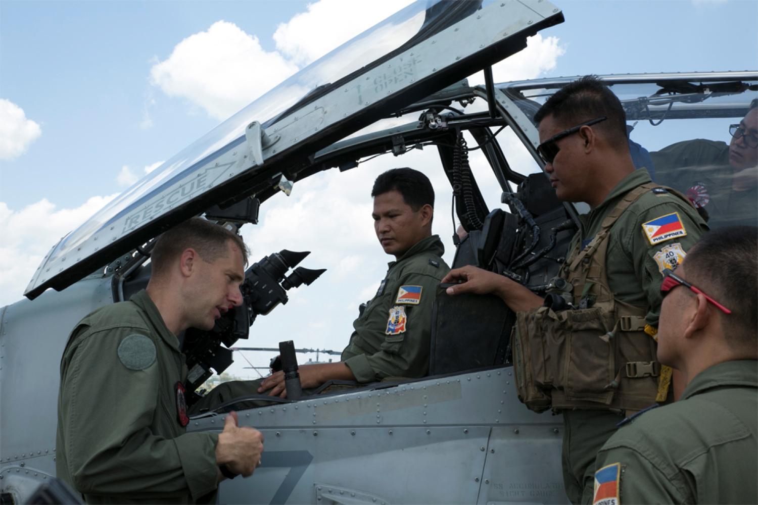 A US Marine familiarises Filipino Air Force officers with the Super Cobra helicopter during Exercise Balikatan, 2014. (Flickr/US INDOPACOM)