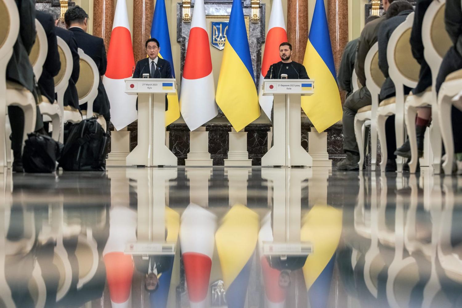 Japanese Prime Minister Fumio Kishida (L) and Ukrainian President Volodymyr Zelenskyy in Kyiv in March 2023 (Roman Pilipey/Getty Images)