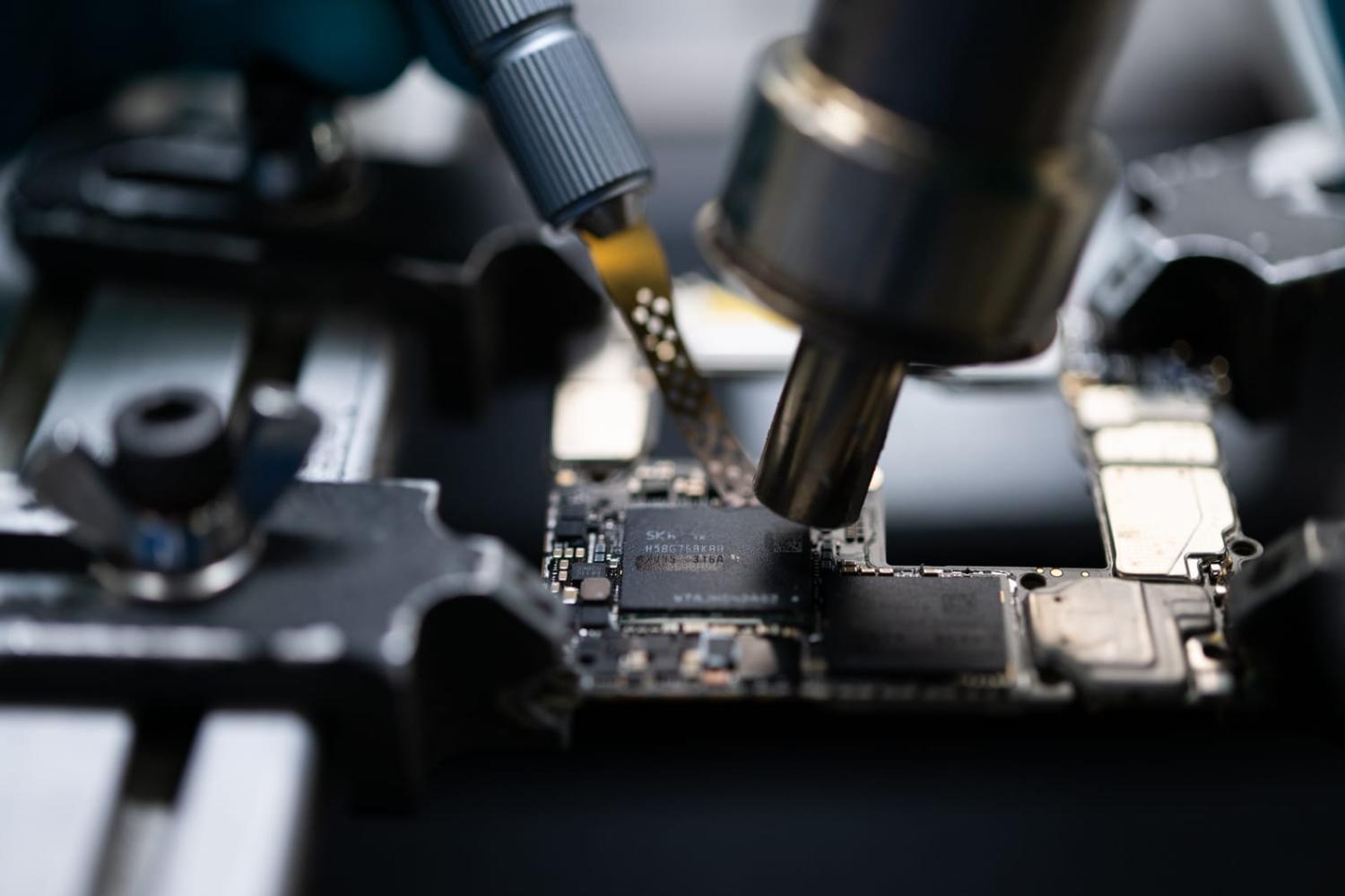 The inner workings of a Huawei Mate 60 Pro smartphone (James Park/Bloomberg via Getty Images)