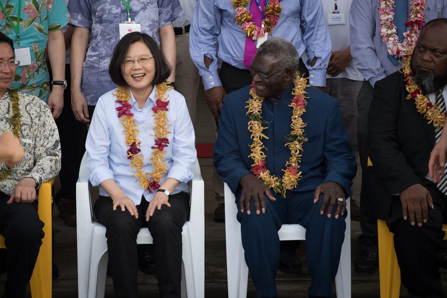 Taiwan’s Tsai Ing-wen (left) with Solomon Islands’ Manasseh Sogavare in Honiara, 2017 (Photo: Taiwan Presidential Office/Flickr)