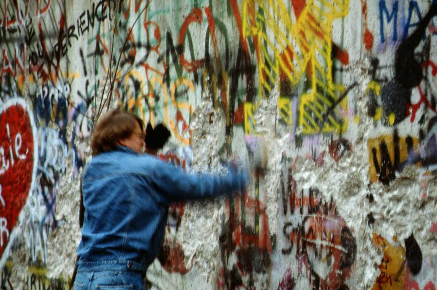 Having a go at the Berlin Wall, November 1989 (Photo: Thiémard horlogerie/Flickr)