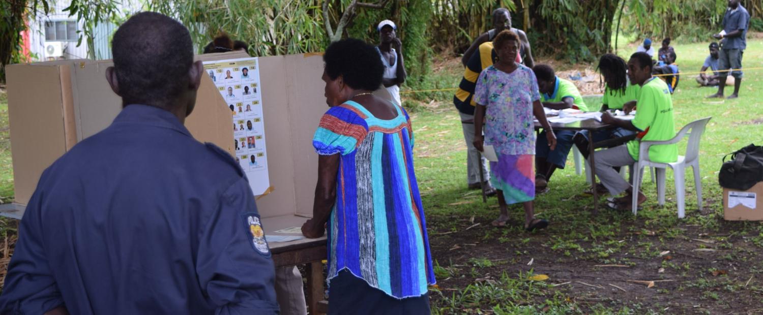 A woman votes in Bougainville, Papua New Guinea, June 2017 (Photo:Flickr/Commonwealth Secretariat)