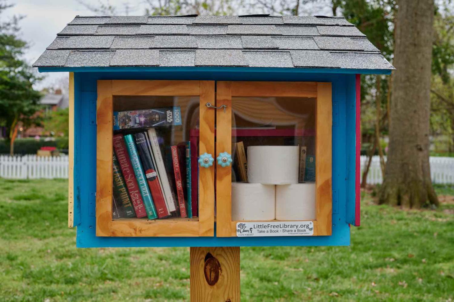 Adapting to lockdown, a street library in Richmond, Virginia (Ronnie Pitman/Flickr)