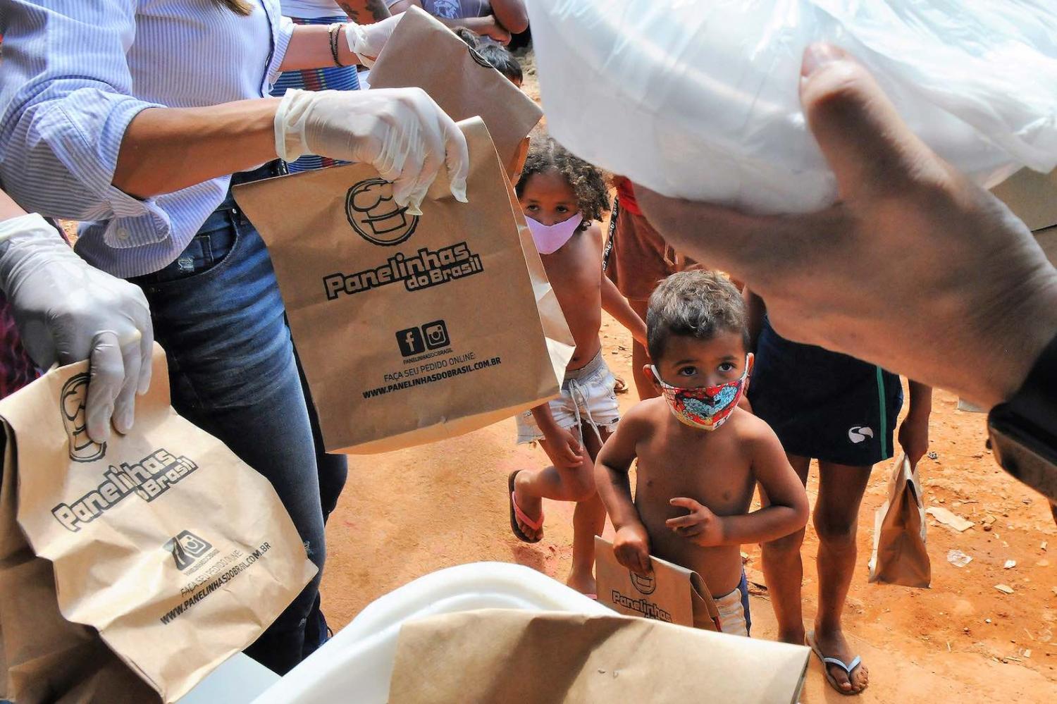 Food distribution last month at Chácara Santa Luzia in Brazil (Paulo H. Carvalho/Agência Brasília/Flickr)