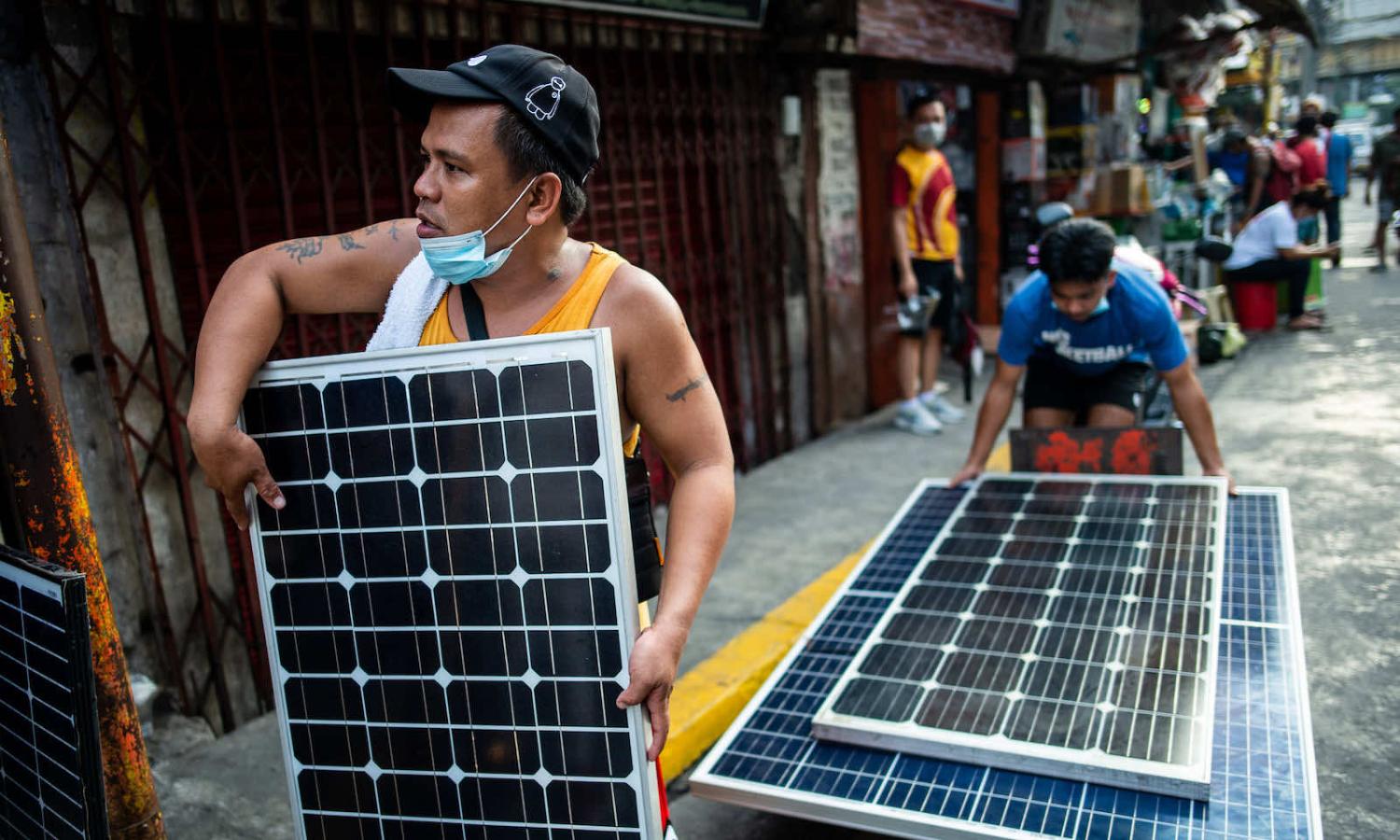Solar panel installation in Manilla, Philippines (Lisa Marie David/IMF Photo/Flickr)