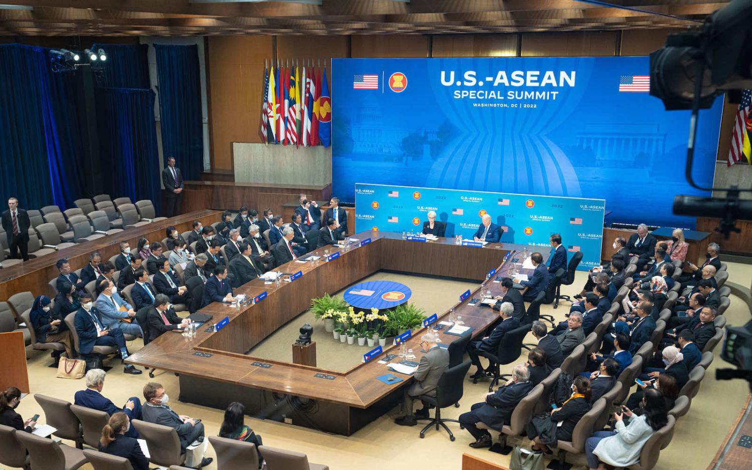 US President Joe Biden and Deputy Secretary of State Wendy Sherman hosting a session with Southeast Asian leaders during the US-ASEAN Special Summit in Washington, 13 May (Freddie Everett/State Department via Flickr)