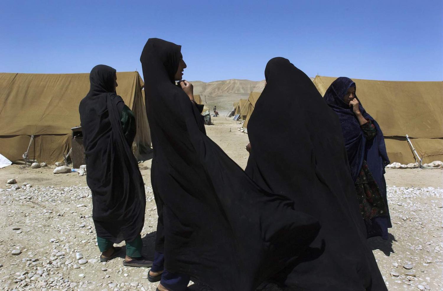 A group of Afghan women, former refugees newly returned from Iran, gathers at a UN returnee camp in western Afghanistan, 2009 (Photo: UN Photo/Flickr)