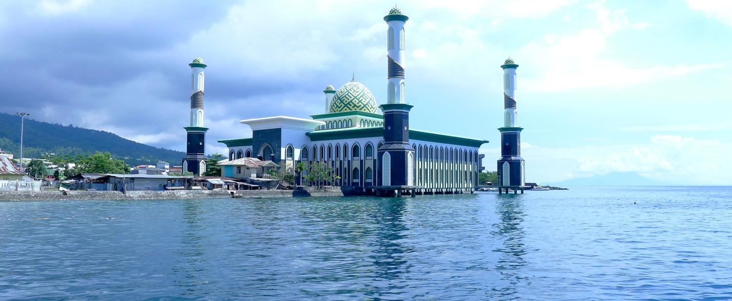 The Grand Mosque in Ternate in 2011, still with all four minarets (Photo: Marcel Holyoak/Flickr)
