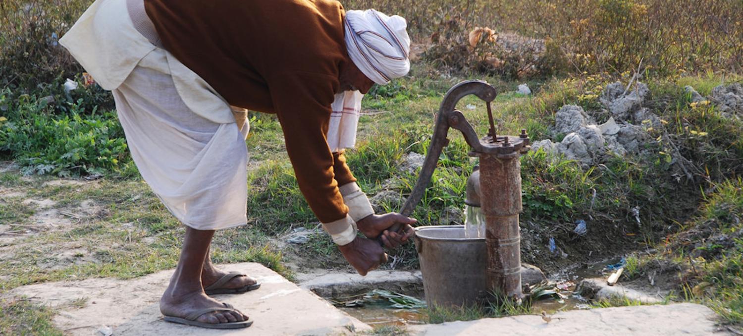 A farmer pumps water in Bihar, India (Photo: International Maize and Wheat Improvement Center/ Flickr)