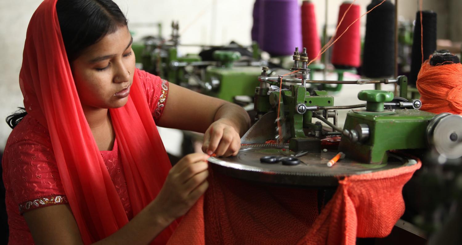 A textile worker in Dhaka {Photo: Asian Development Bank/Flickr)