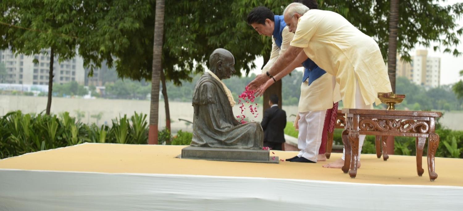 India's Prime Minister Modi and Japanese PM Shinzo Abe pay tributes to Mahatma Gandhi, at Sabarmati Ashram in Gujarat. (Photo: MEAPhotogallery/Flickr)