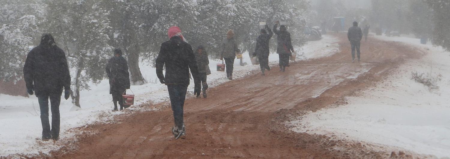 Syrians collect food aid amid snow in Aleppo (Photo: Mamun Ebu Omer/Getty Images)