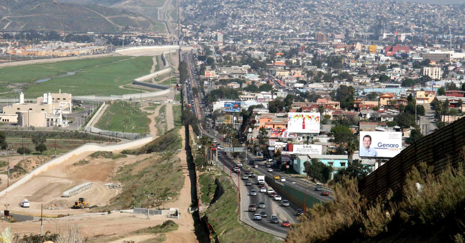 Border between Mexico (right) and the United States (left) (Photo: Wikimedia Commons)